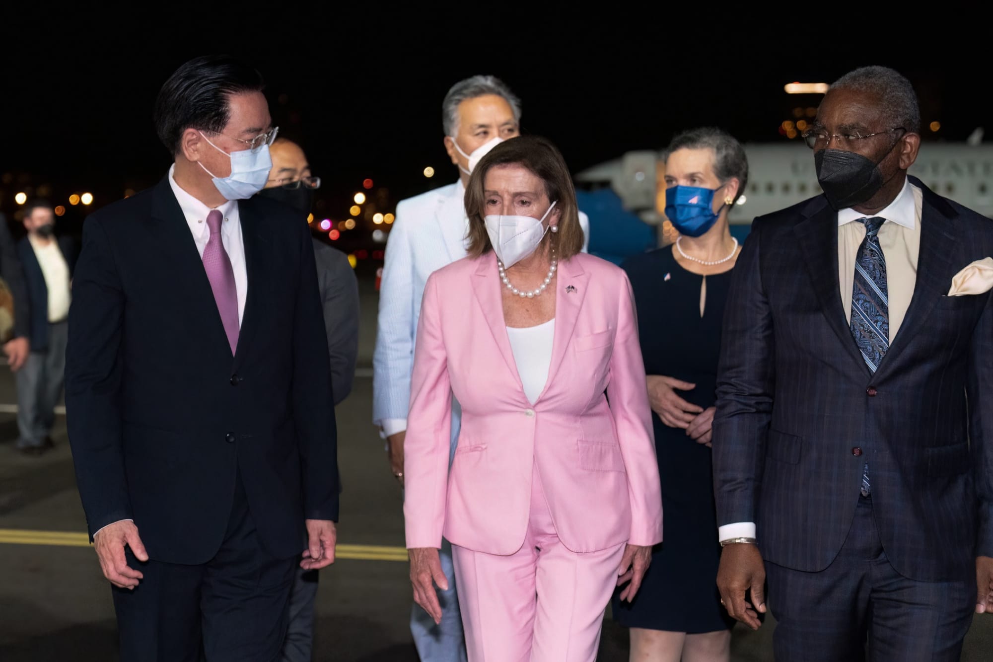 2022年8月2日，美國眾議院議長佩洛西率領訪問團到訪台灣，台灣外交部部長吳釗燮（左一）前往接機。