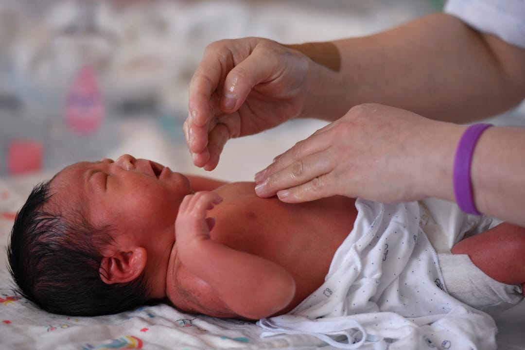 一名護士在中國安徽一家婦產醫院為新生兒按摩。