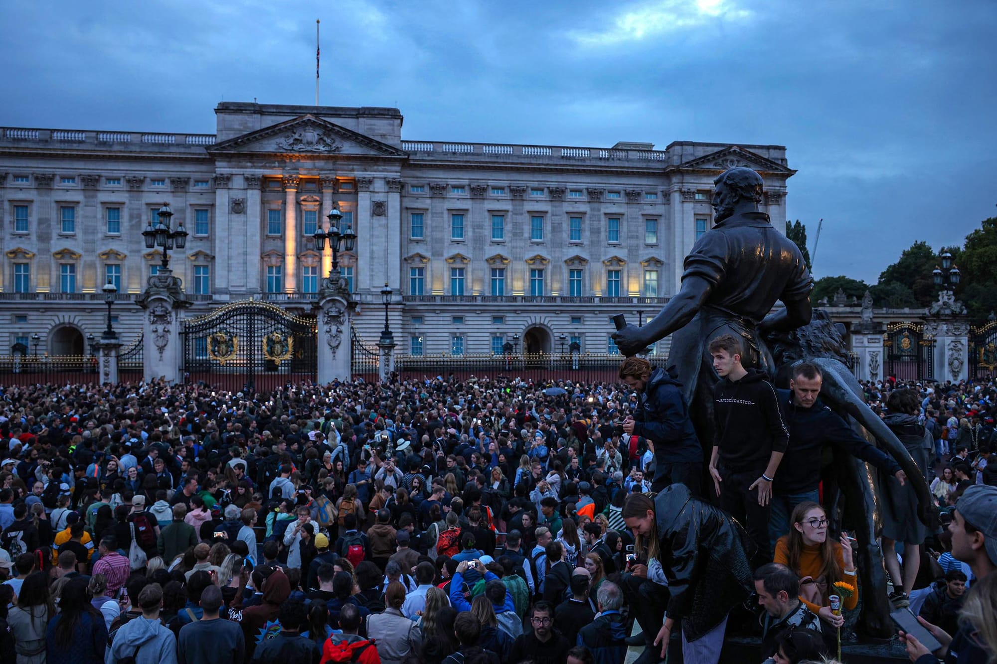 2022年9月8日，倫敦，英國女王伊莉莎白二世逝世後，人群聚集在白金漢宮前的維多利亞紀念碑旁。