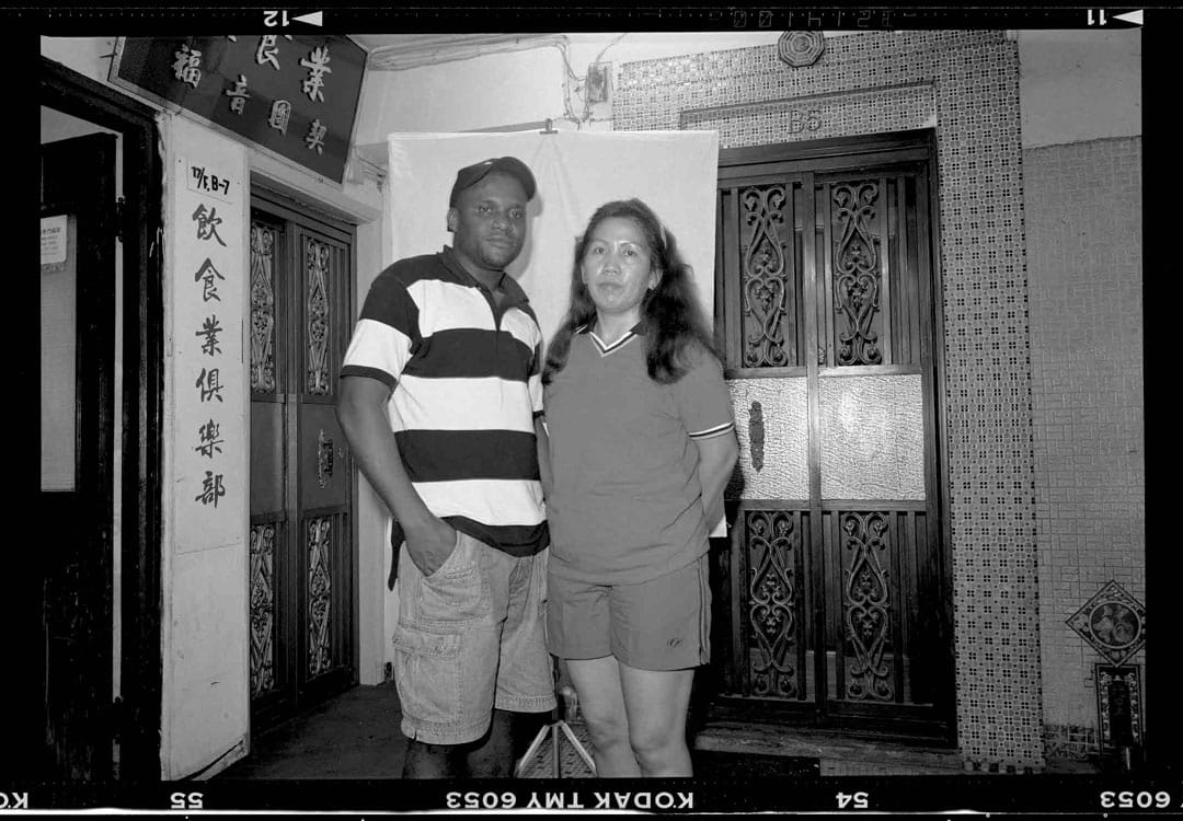 1997年，尼日利亚和菲律宾的工人。