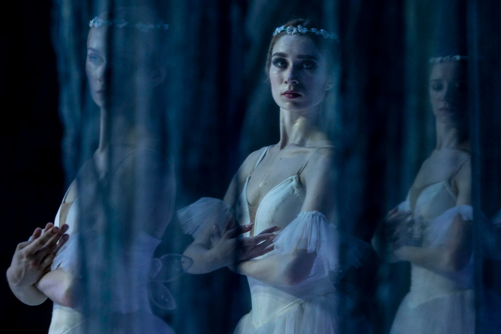 2022年6月10日，乌克兰利沃夫，利沃夫国家歌剧院内芭蕾舞演员在舞台上恢复演出。