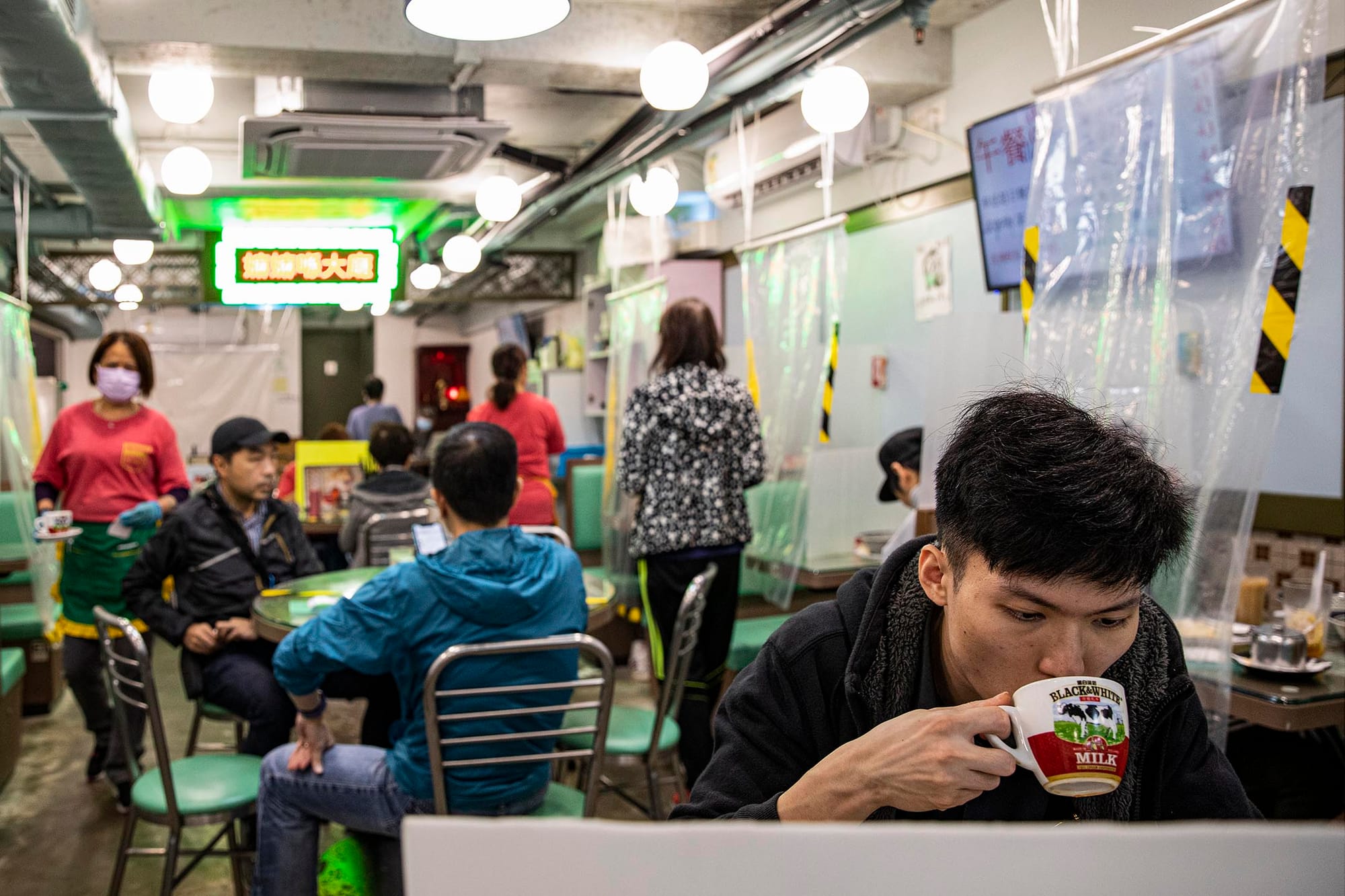 2020年12月13日,香港的茶餐廳。