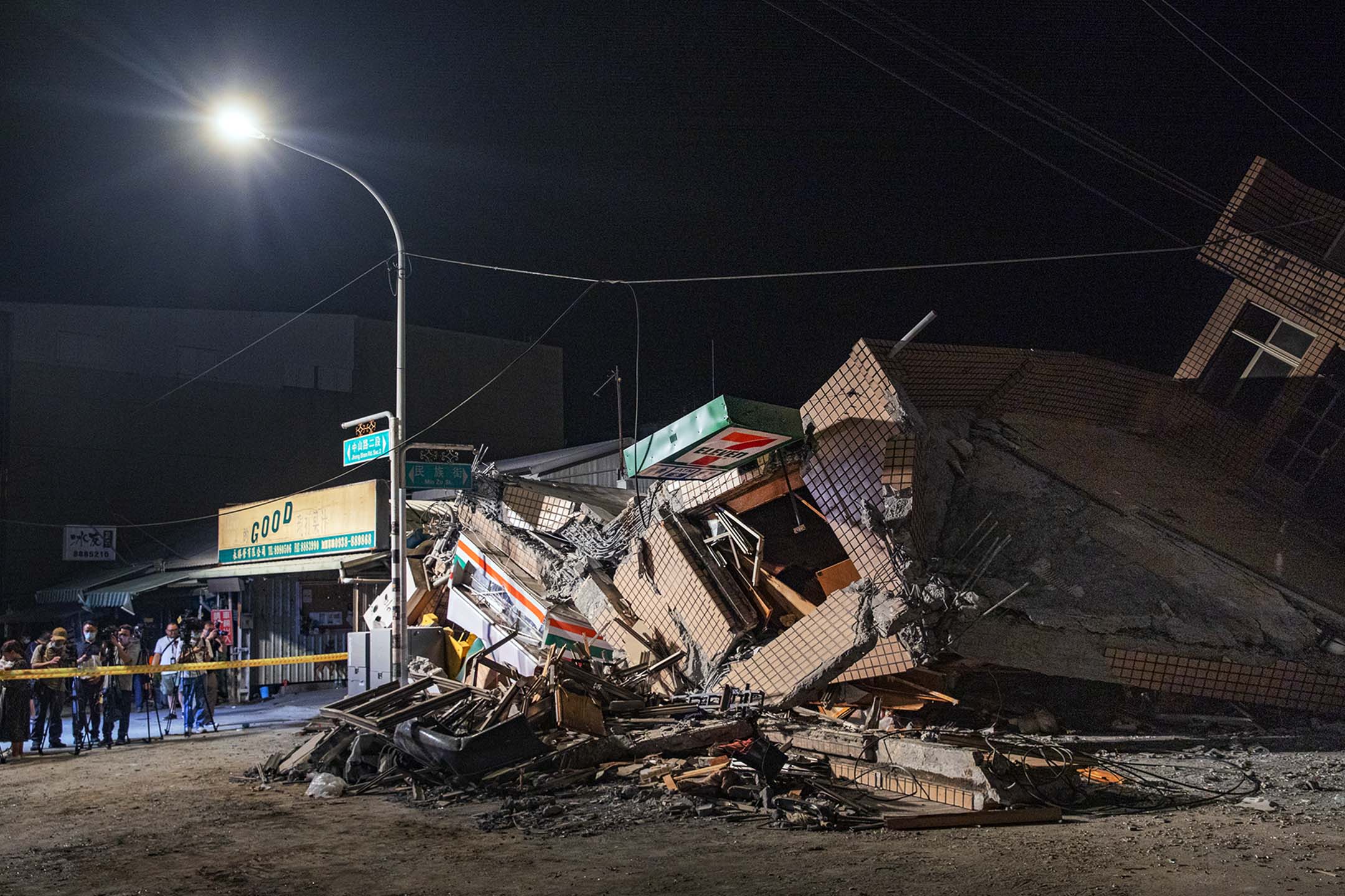 2022年9月18日，台湾玉里镇，一间倒塌了的便利店。