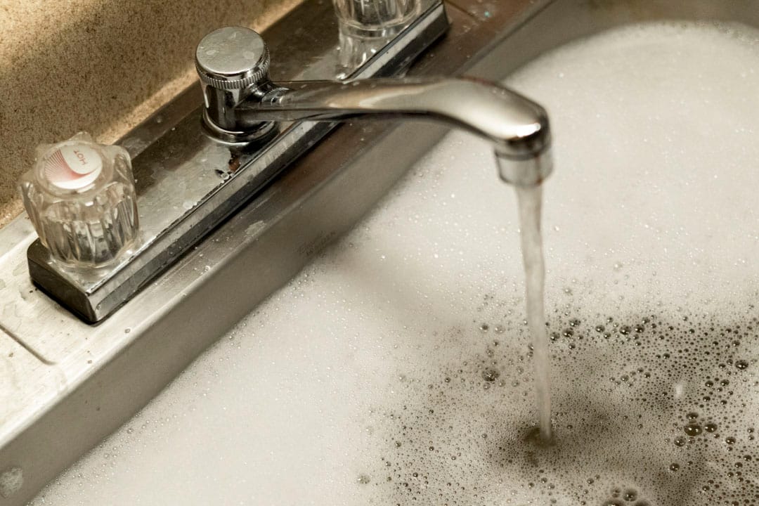 洗碗中的水槽,慢慢地装满了水。