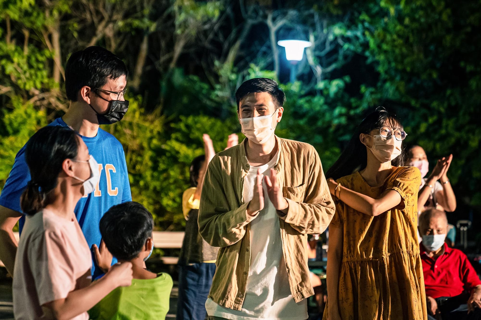 2022年9月9日，汐止，新北市汐止區湖興里里長郭書成在中秋晚會與居民聊天。