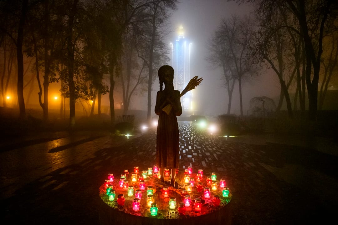 2019年11月19日，烏克蘭基輔舉行於1932到33年大飢荒 86 週年的紀念儀式，其中有一塊刻了的大饑荒受害者的紀念碑。