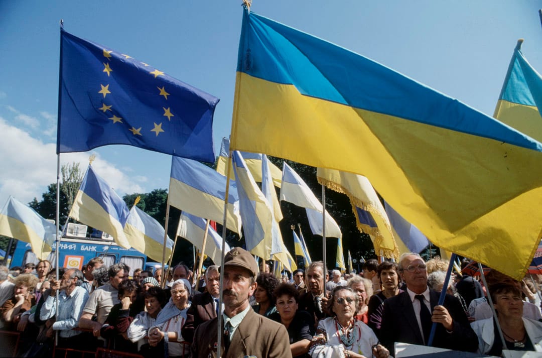 1991年9月3日，烏克蘭獨立後，一群人在基輔舉著烏克蘭和歐洲國旗遊行。