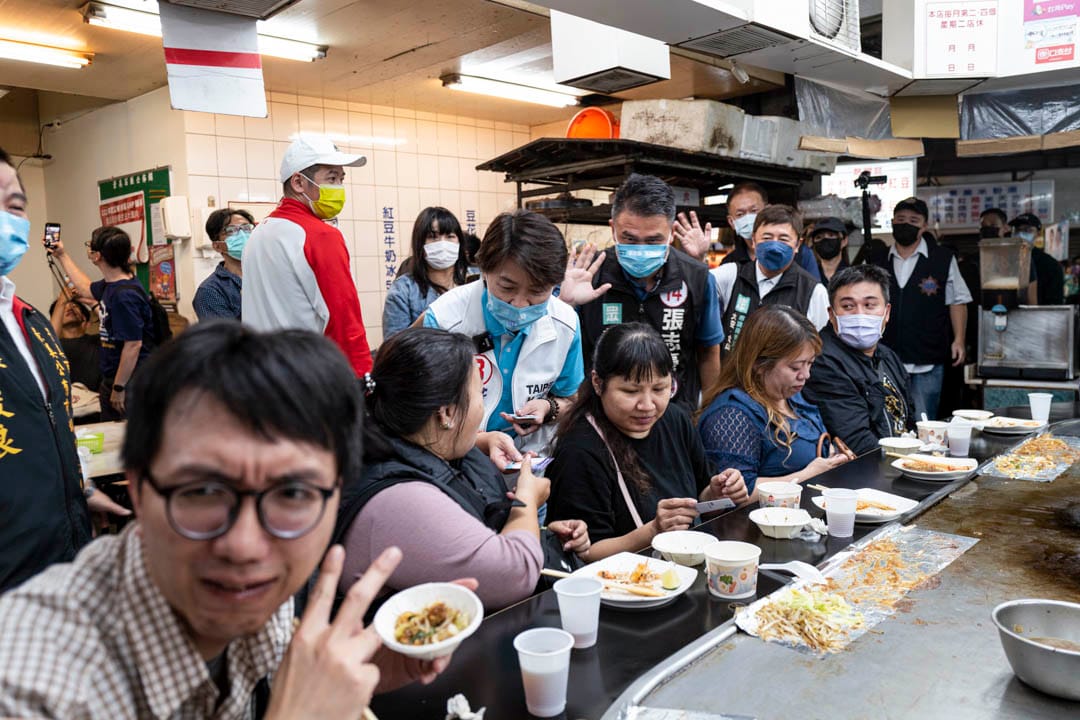 2022年11月22日，台北市市长候选人黄珊珊到景美夜市扫街拜票，走入一间食肆派发宣传品。