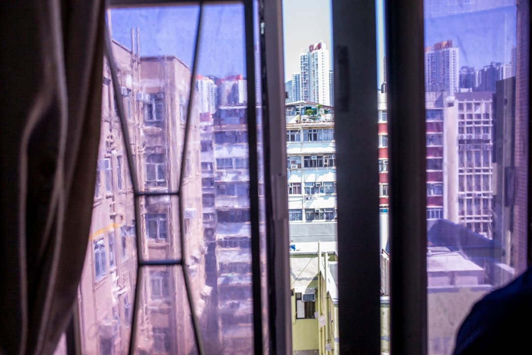 一位男性性工作者工作的地方与住宅单位为邻,从单位窗外所见的景色。摄:林振东/端传媒