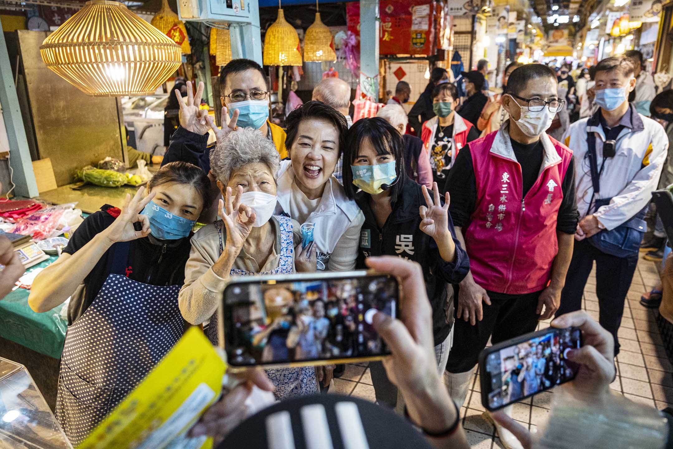 2022年10月18日,台北,黃珊珊到萬華的市場掃街拜票。