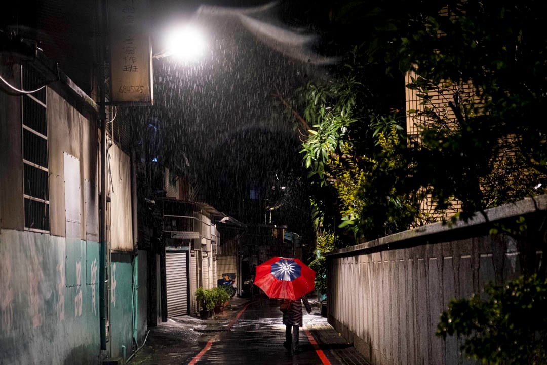 2022年10月19日，一名国民党的支持者在参加造势晚会后离开。
