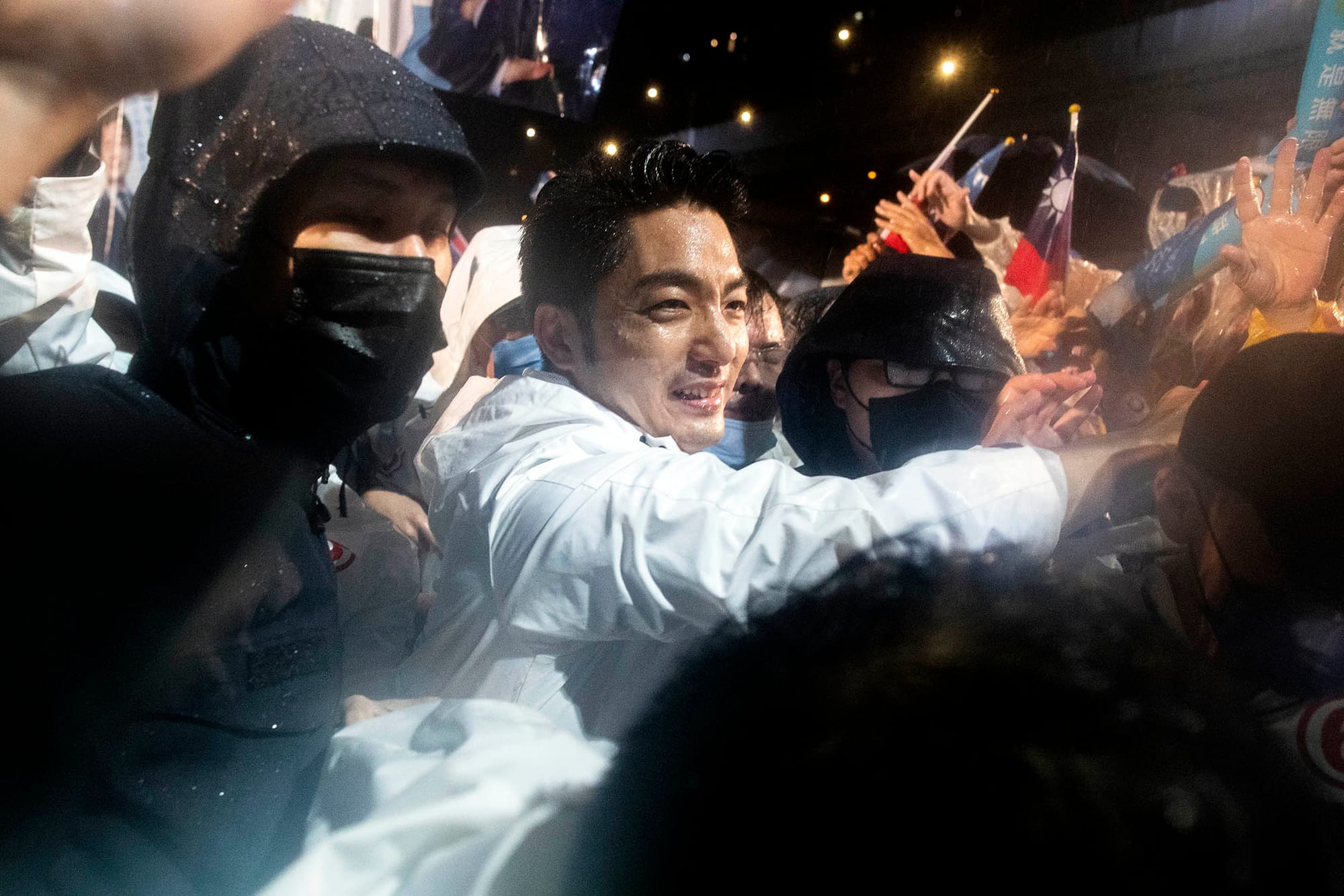 2022年11月25日，国民党台北市候选人蒋万安的选前之夜，大雨下进场。