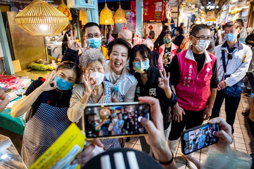 2022年10月18日，台北市市长候选人黄珊珊到万华市场扫街拜票，其间跟市民合照。