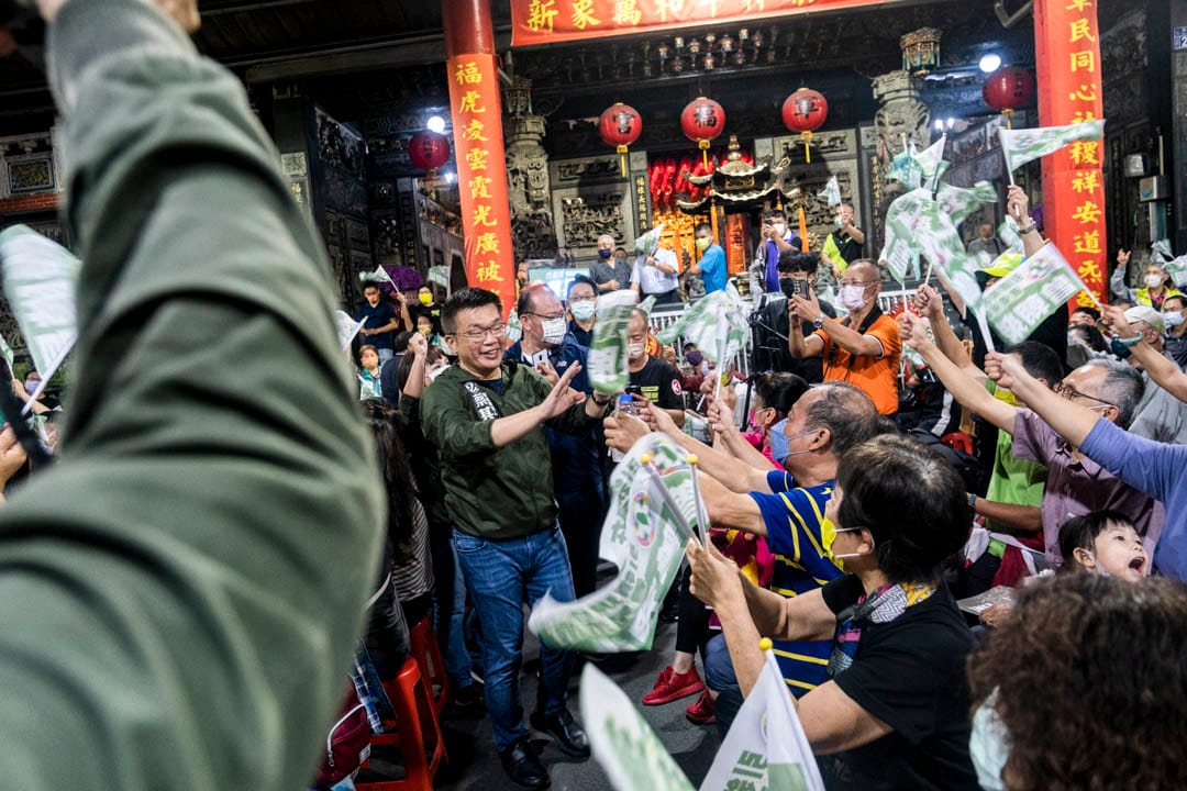 2022年11月8日，民进党台中市市长候选人蔡其昌在宫庙举行造势活动，与支持者握手。