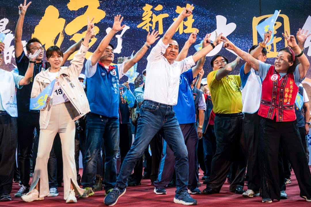 2022年11月20日，争取连任的新北市市长侯友宜举行造势晚会，并在台上跳唱自己的竞选宣传歌。