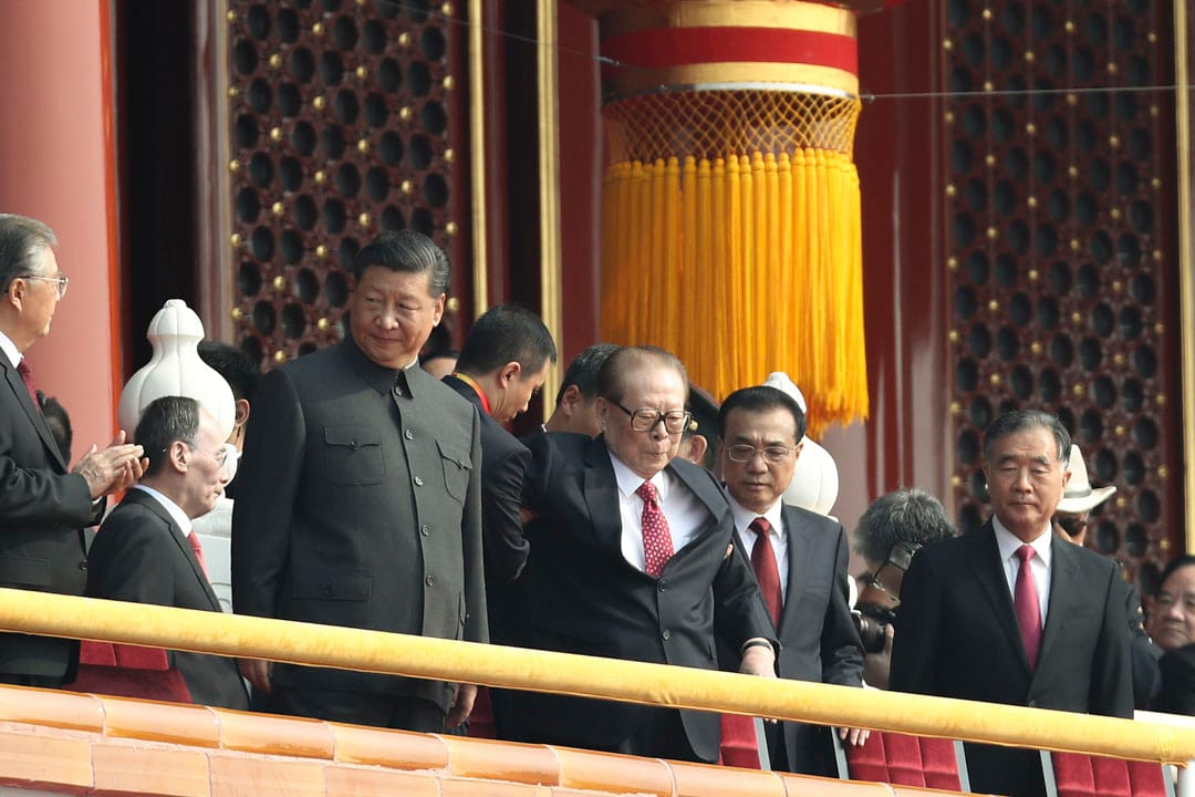 2019年10月1日，中國國慶七十周年，國家主席習近平、前國家主席江澤民、總理李克強和政協主席汪洋抵達俯瞰天安門廣場的閱兵儀式。