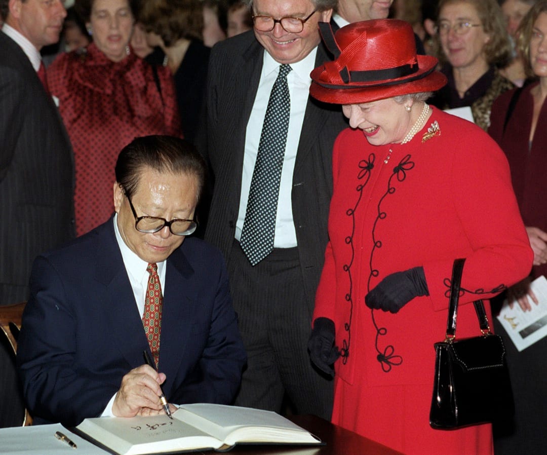 1999年10月21日，英國倫敦，英女王伊莉莎白二世與到訪的中國國家主席江澤民參觀大英博物館後簽署紀念冊。