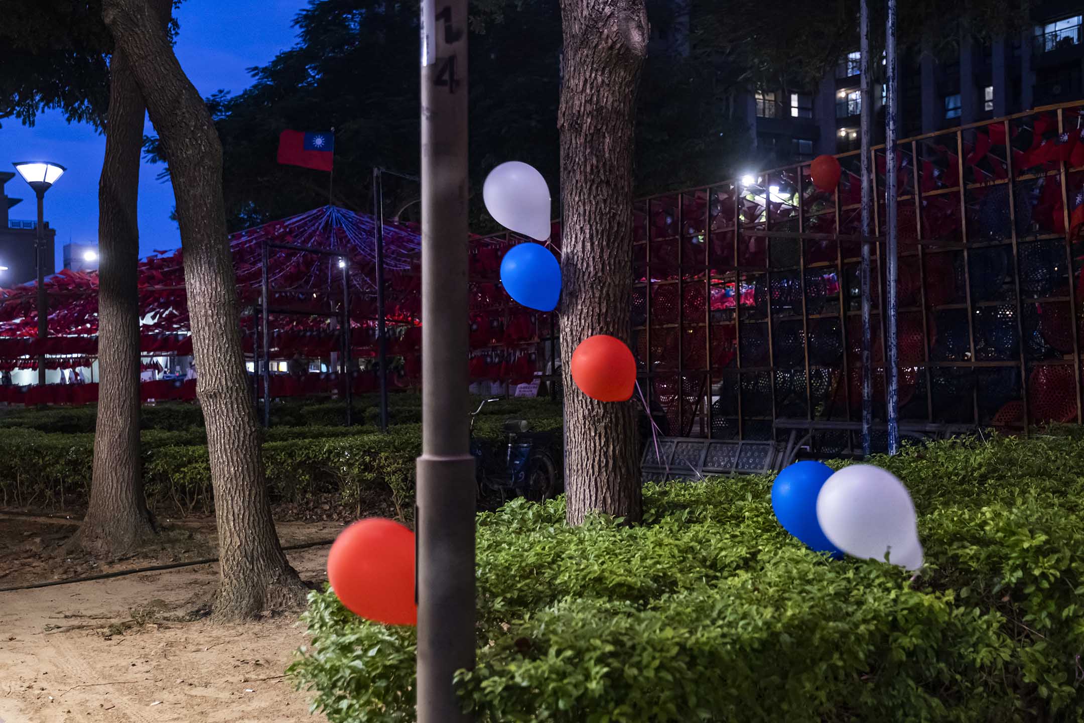 2022年10月9日,桃园,双十节期间,公园内挂上一些气球。