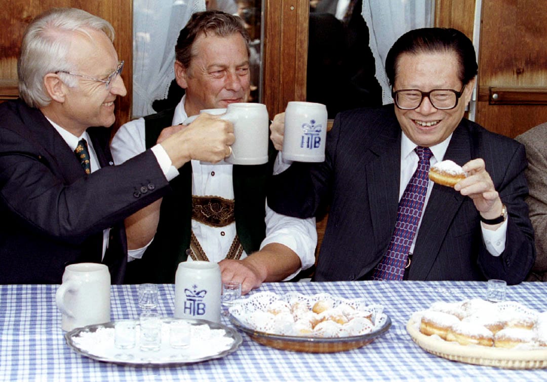 1995年7月15日，中國國家主席江澤民（右）與德國巴伐利亞州州長埃德蒙·施托伊貝爾，用啤酒互相敬禮。