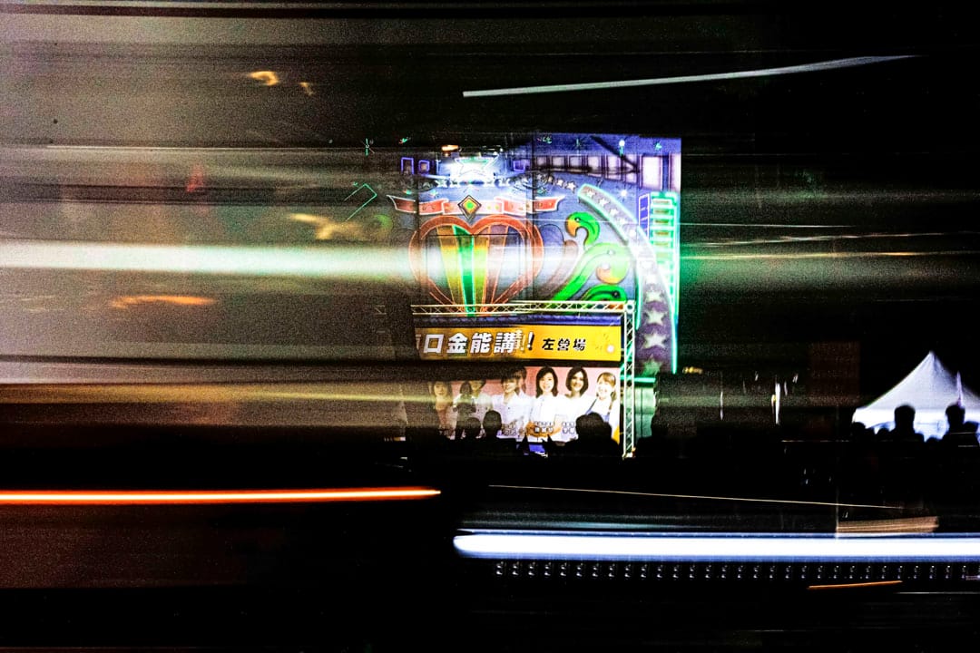 2022年10月20日，国民党高雄市长候选人柯志恩举行造势活动，站在舞台车上演讲。