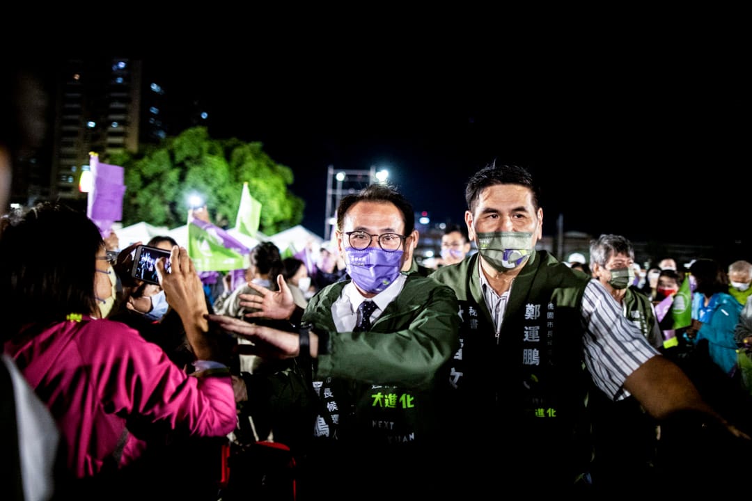 2022年11月20日，民进党桃园市长候选人郑运鹏举行造势大会，进场时接受群众欢呼。