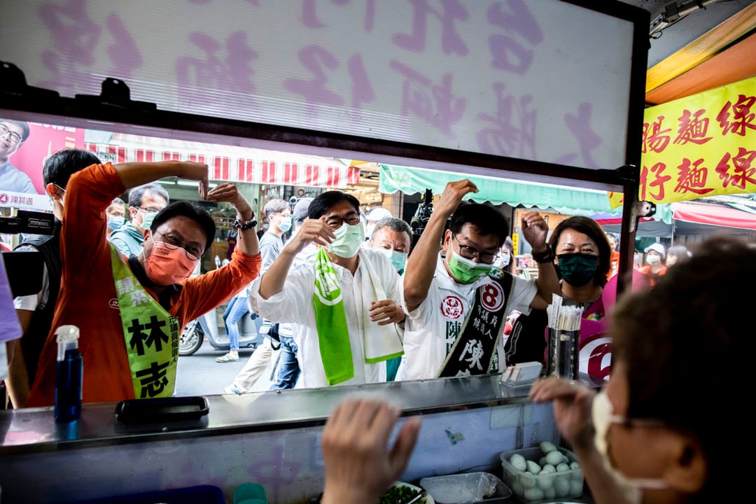 2022年11月23日，争取连任的民进党高雄市长陈其迈到冈山文贤市场拜票。