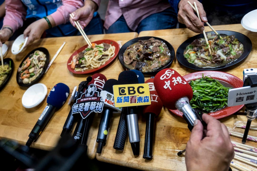 2022年11月24日，国民党基隆市长候选人谢国梁在拜访市场期间吃饭，传媒放下咪高峰收音。