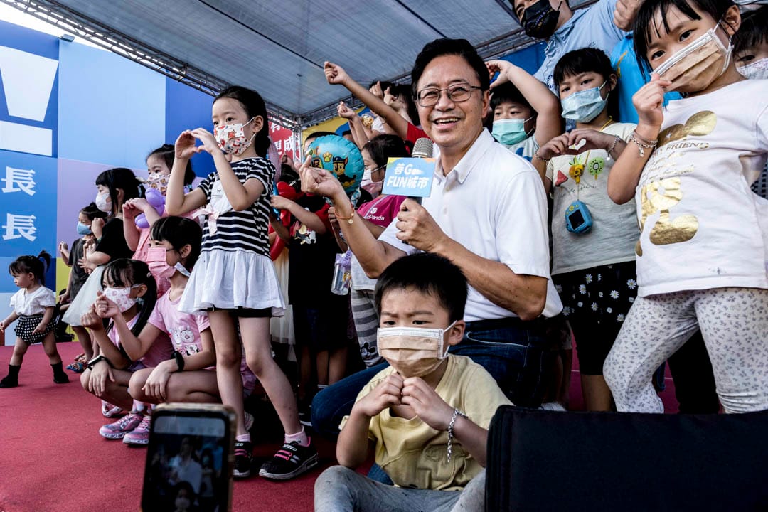 2022年10月2日，桃园， 国民党桃园市候选人张善政的造势活动，小朋友站在台上与他合照。