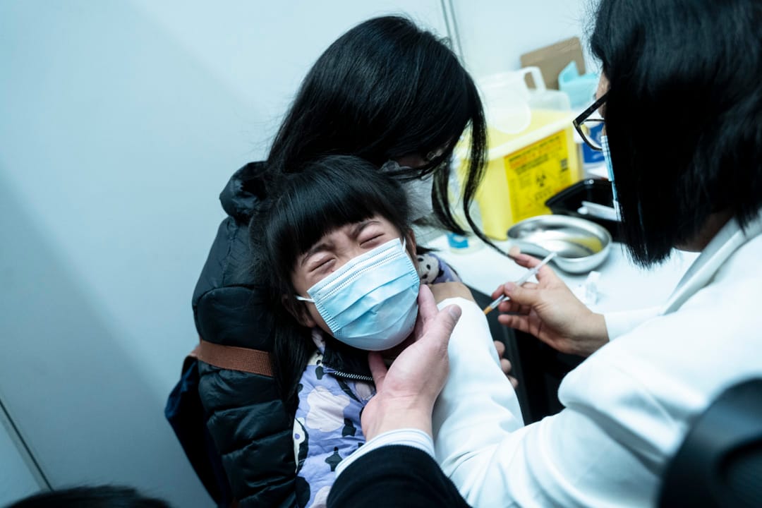 2022年2月25日,一名小朋友在社區中心接種疫苗。