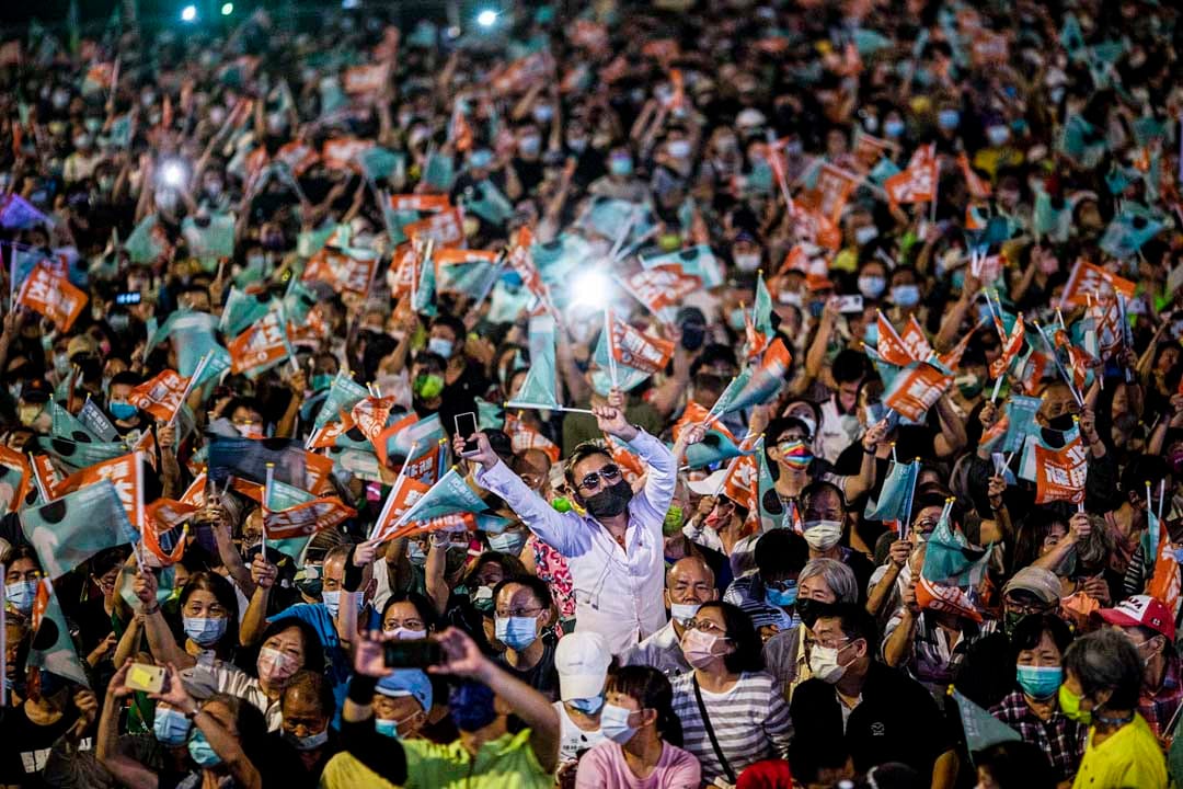 2022年11月13日，民进党台北市市长候选人陈时中在凯道举行造势活动，支持者挥舞旗帜。