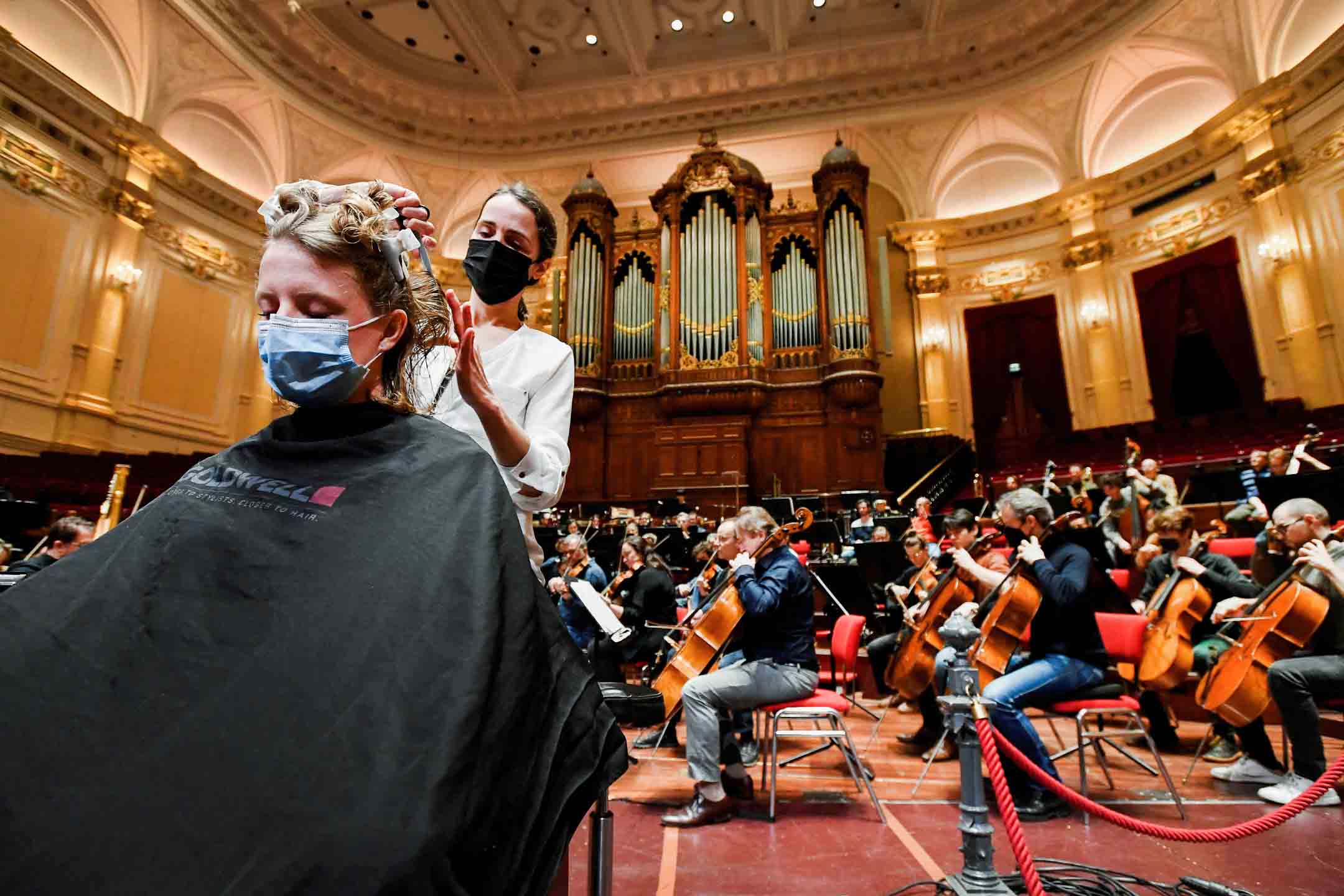 2022年1月19日，荷兰阿姆斯特丹，由于疫情限制，政府允许健身房和理发店重新开放，而博物馆和音乐厅则不得不关闭，荷兰文化界联合抗议，有示威者在音乐厅理发。