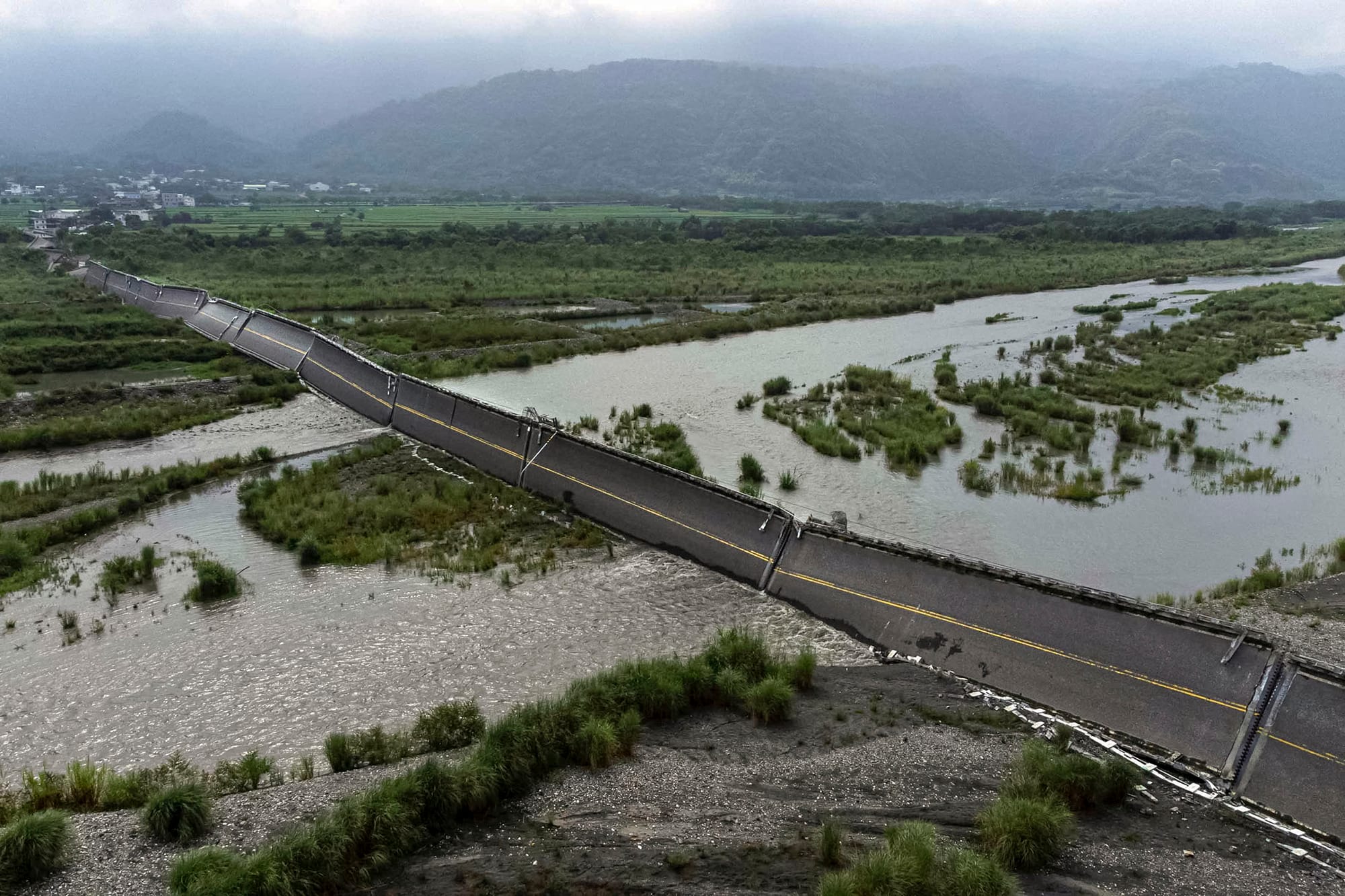 2022年9月20日，台湾花莲玉里镇，台东池上于18日发生6.8大地震，玉里的高寮大桥桥面断成数截。