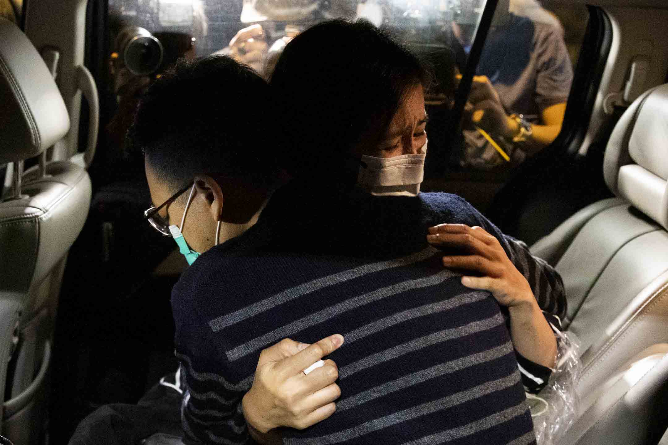 2022年11月7日,前《立場新聞》署理總編林紹桐申請保釋獲批 ,離開法院登上私家車後,與妻子擁抱。攝:林振東/端傳媒