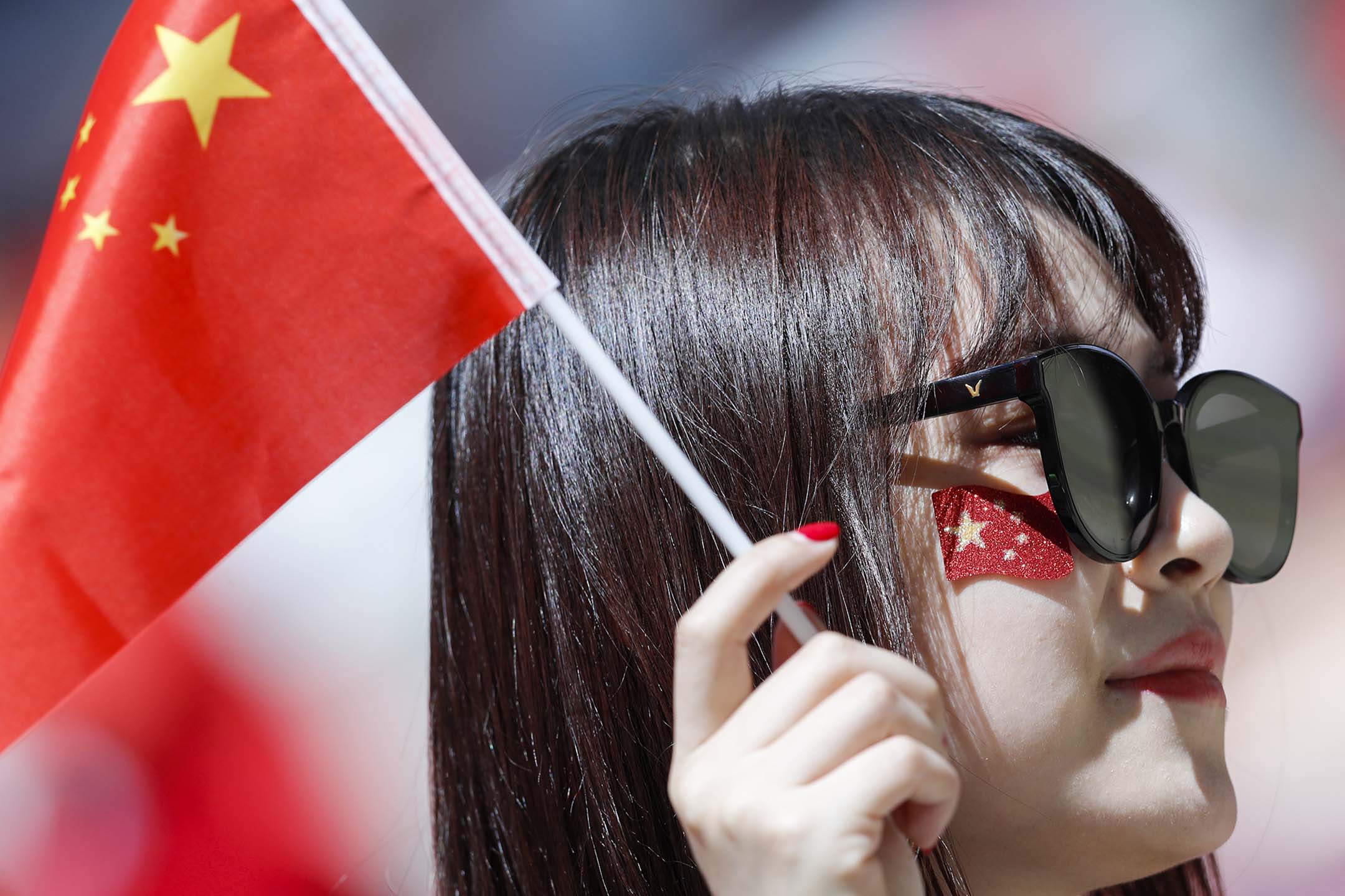 2018年6月20日，俄羅斯，一名婦女在2018世界杯葡萄牙和摩洛哥的比賽前，拿著中國國旗。