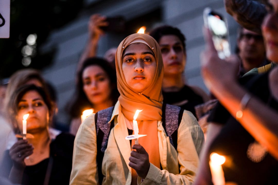 2022年9月23日,美國加州大學柏克萊分校,有民眾手持蠟燭,悼念被道德警察拘捕後死於拘留所的伊朗女生瑪沙·阿米尼(Mahsa Amini)。