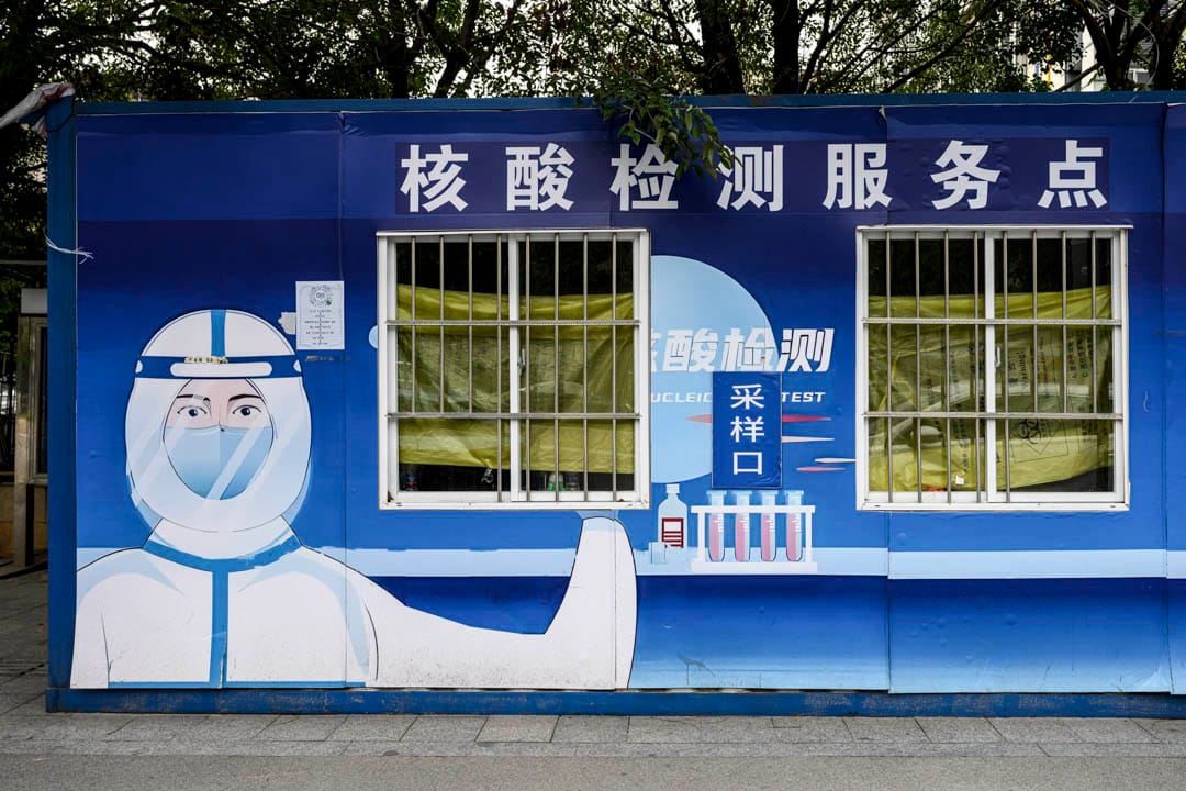 2022年12月7日，中国广州，一个刚停用的核酸采样工作站。