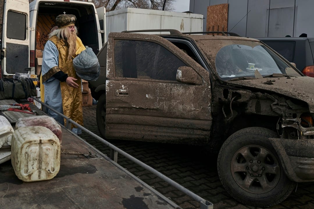 2022年12月25日，聖誕節，烏克蘭頓涅茨克州康斯坦丁尼夫卡市（Kostiantynivka），一名義工裝扮成聖尼古拉斯（Saint Nicholas）向當地軍人派禮物。