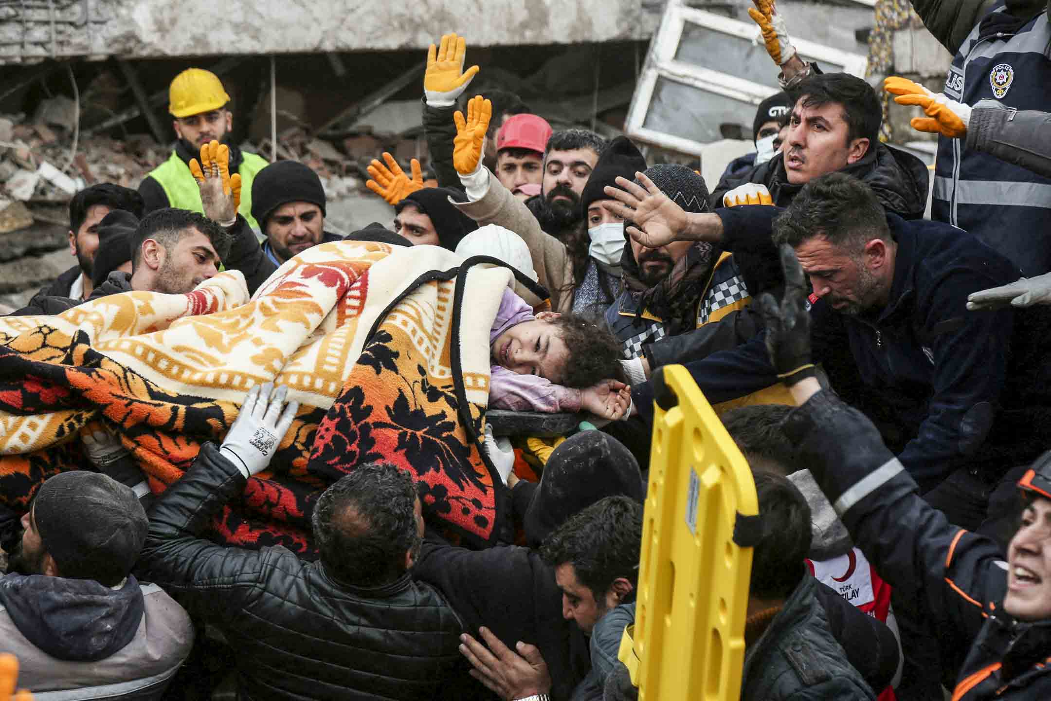 2023年2月6日，土耳其南部及敘利亞北部接壤地區發生規模7.8級強烈地震，土耳其迪亞巴克爾的救援人員從倒塌的建築物中救出一名女孩。攝：Sertac Kayar/Reuters/達志影像