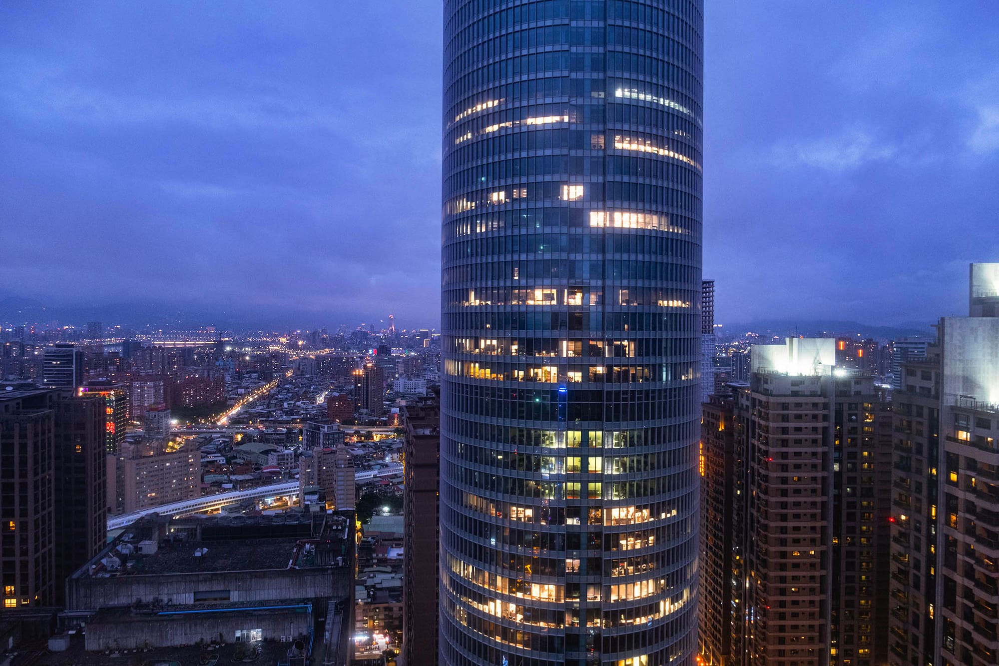 2023年2月5日,台湾板桥的商业大厦。