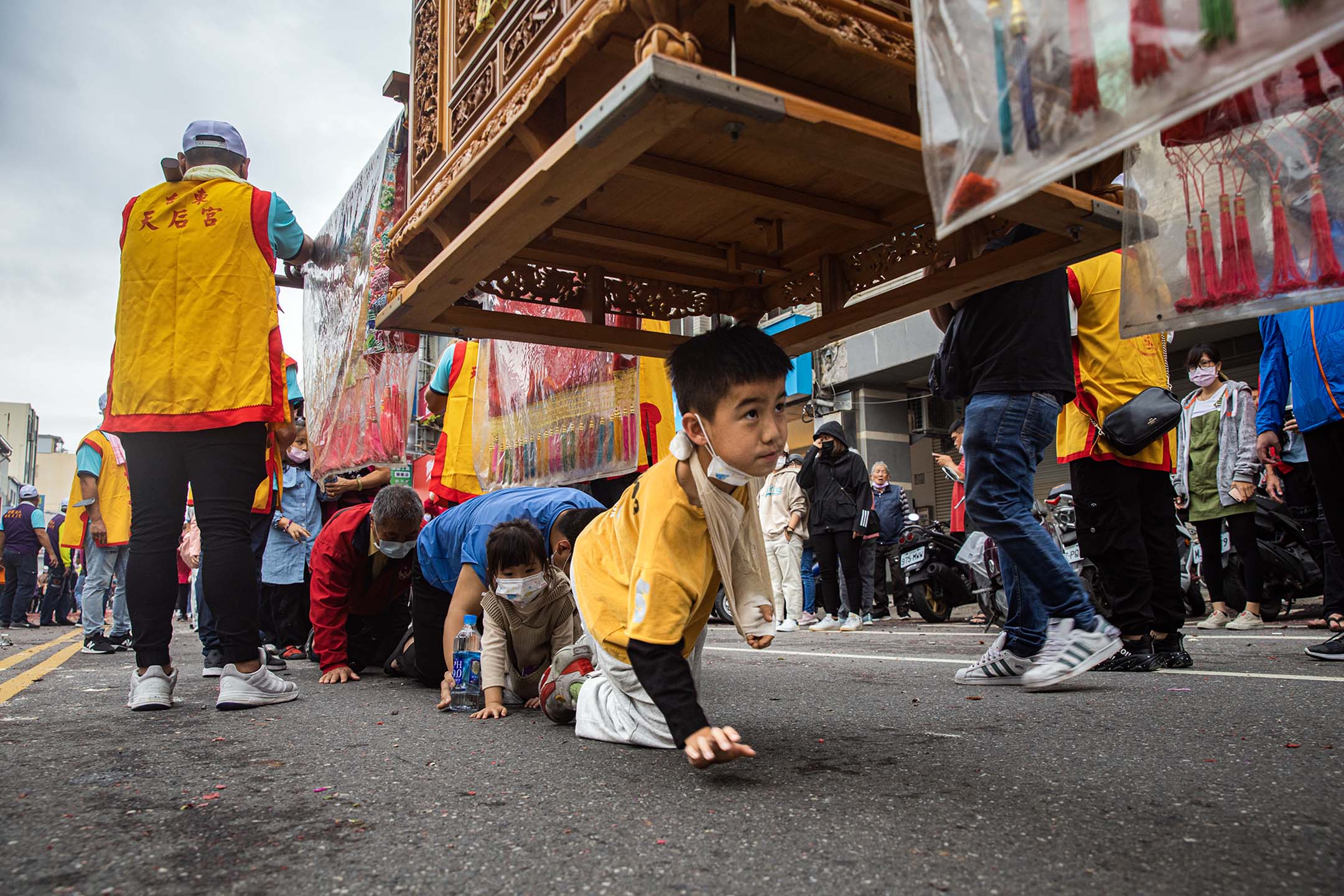2023年2月5日，台东，遶境期间，民众钻轿脚祈福。