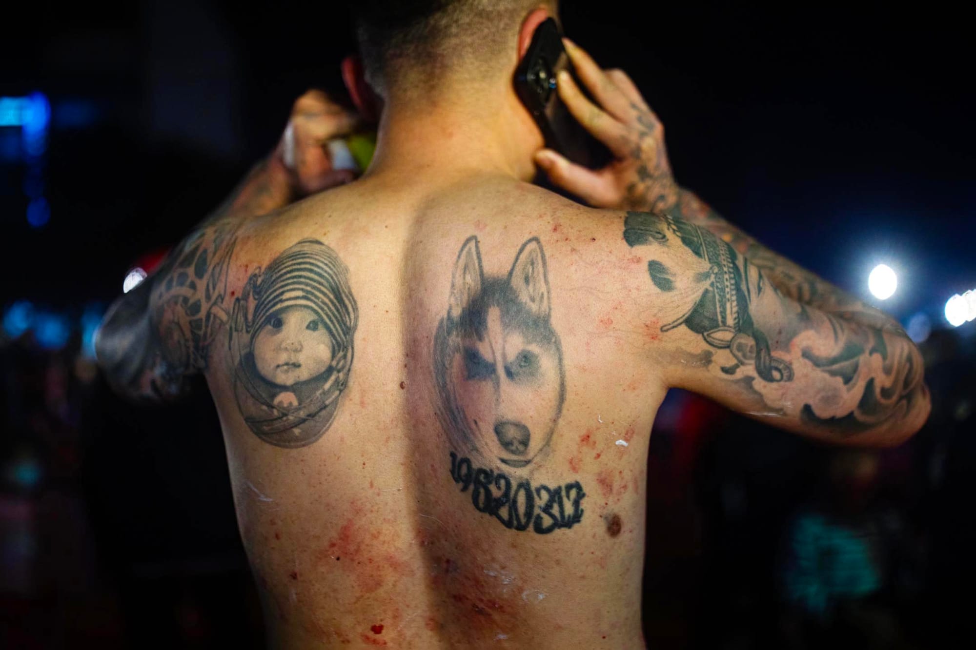 2023年2月5日，台东，一名肉身寒单背上布满伤痕。