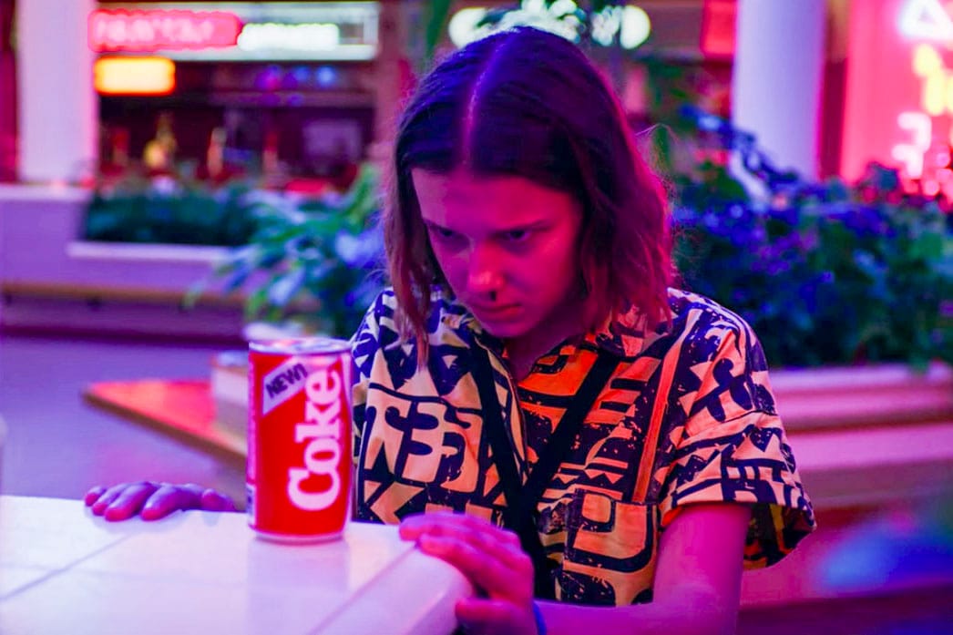 《怪奇物语》（Stranger Things）第3季故事情节由1985年开始。当中的道具包括“新可乐”（New Coke），这是80年代可口可乐公司推出的饮料。