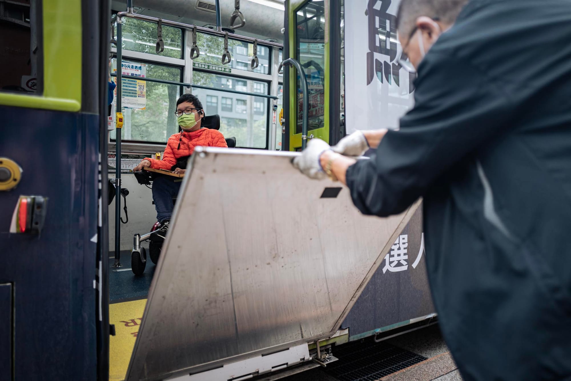 2022年10月13日,障礙者劉于濟下車時,司機為他打開斜板。