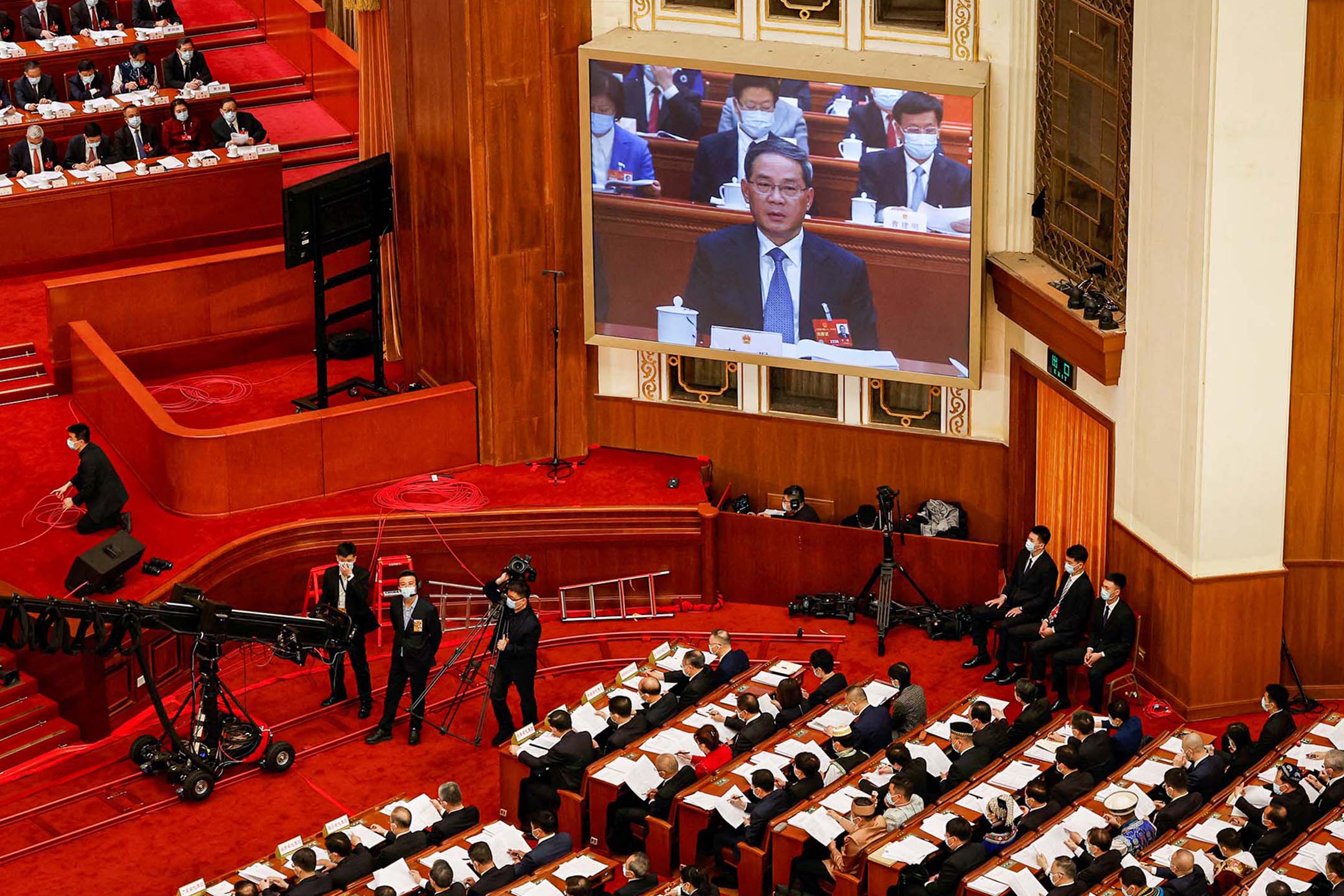 2023年3月5日，北京人民大会堂，全国人民代表大会开幕，一个巨大的屏幕显示了政治局常委李强。