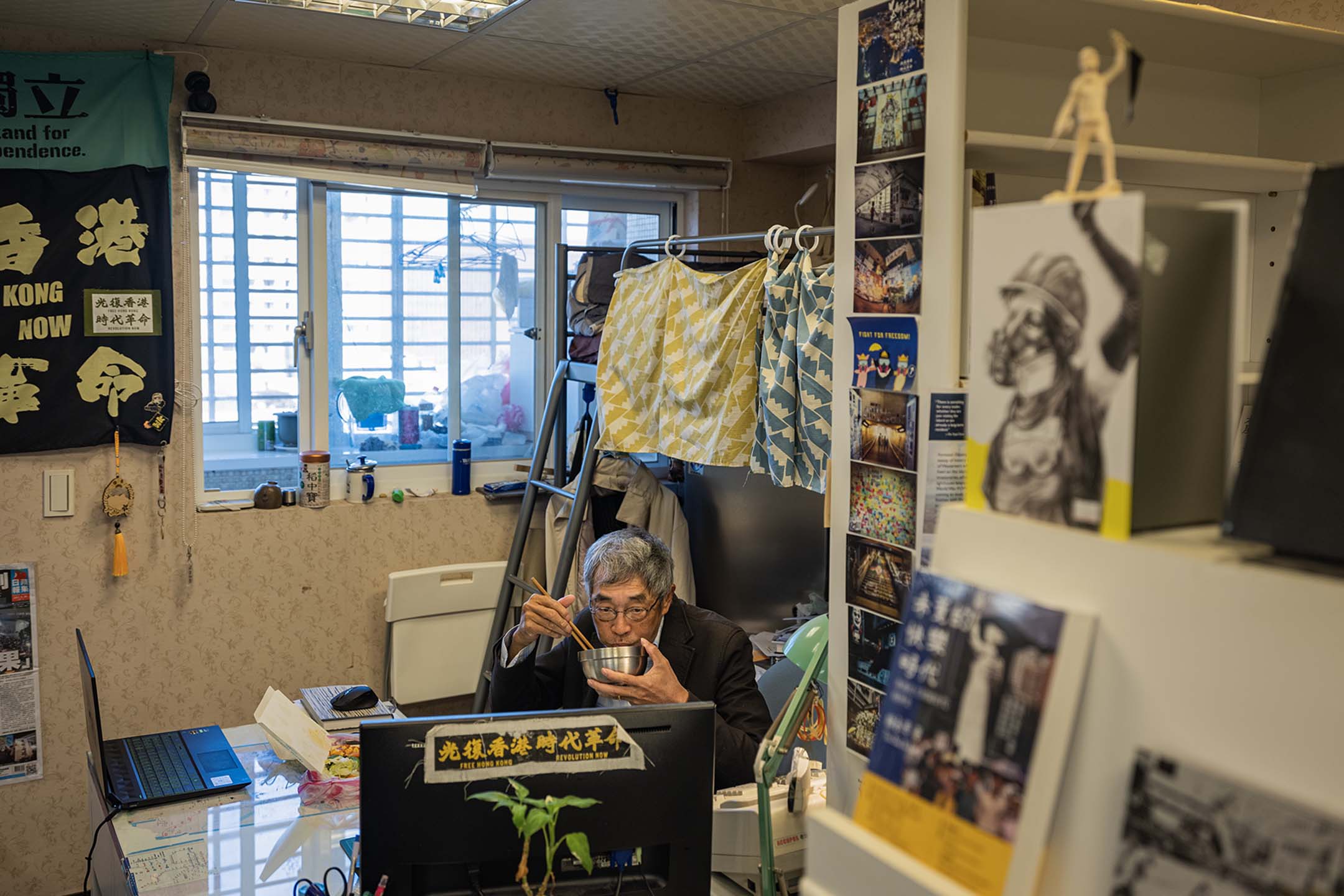 2023年3月5日,台北,林榮基在銅鑼灣書店内吃飯。