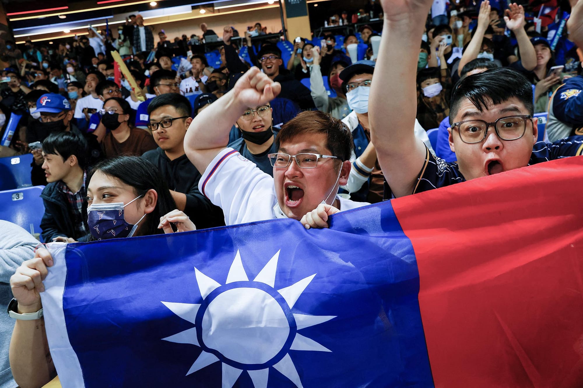 2023年3月8日,台中舉行的2023年世界棒球經典賽,台灣人舉著國旗為台灣隊球員歡呼。