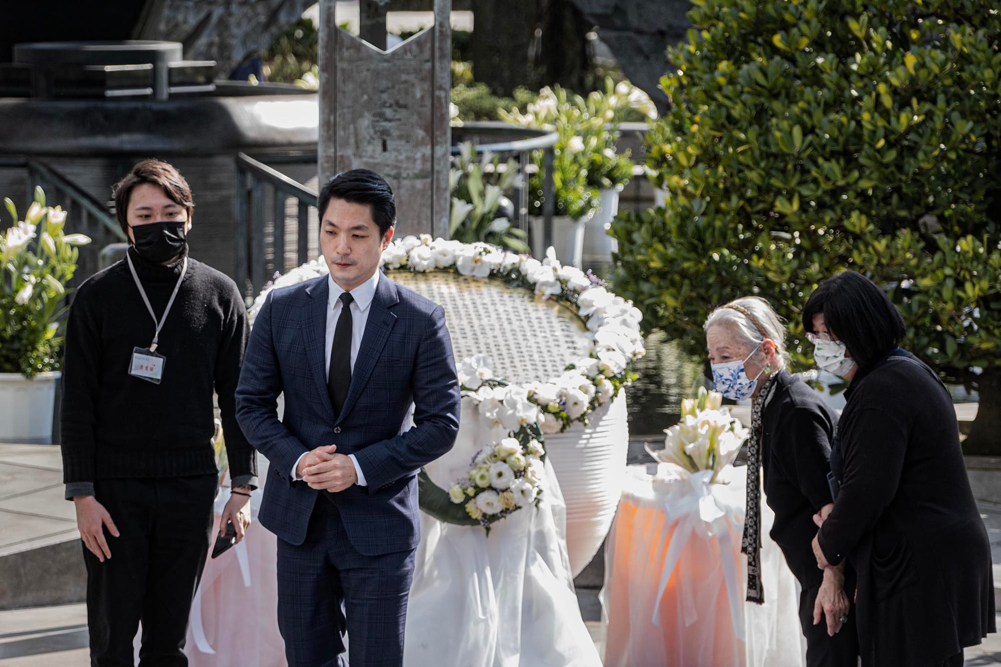 2023年2月28日,台北二二八和平紀念公園,二二八紀念儀式中,市長蔣萬安上台獻花悼念。