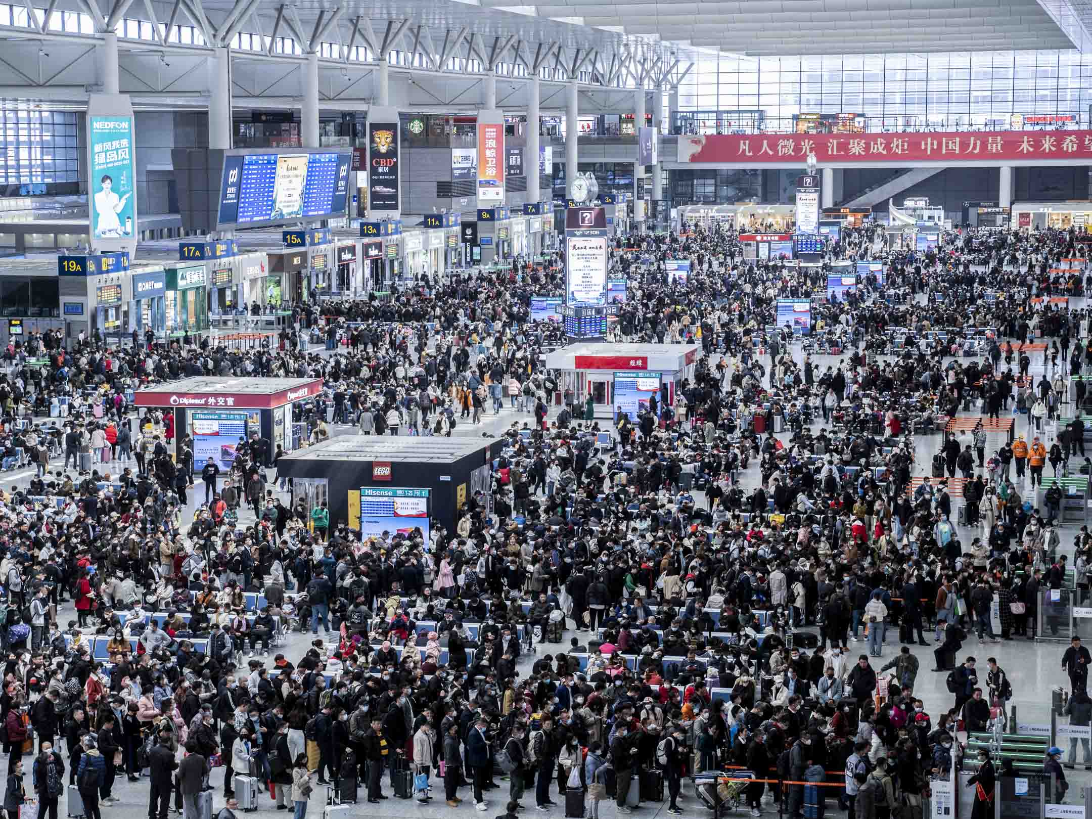 2023年3月16日，上海虹橋高鐵站出境大堂的旅客。