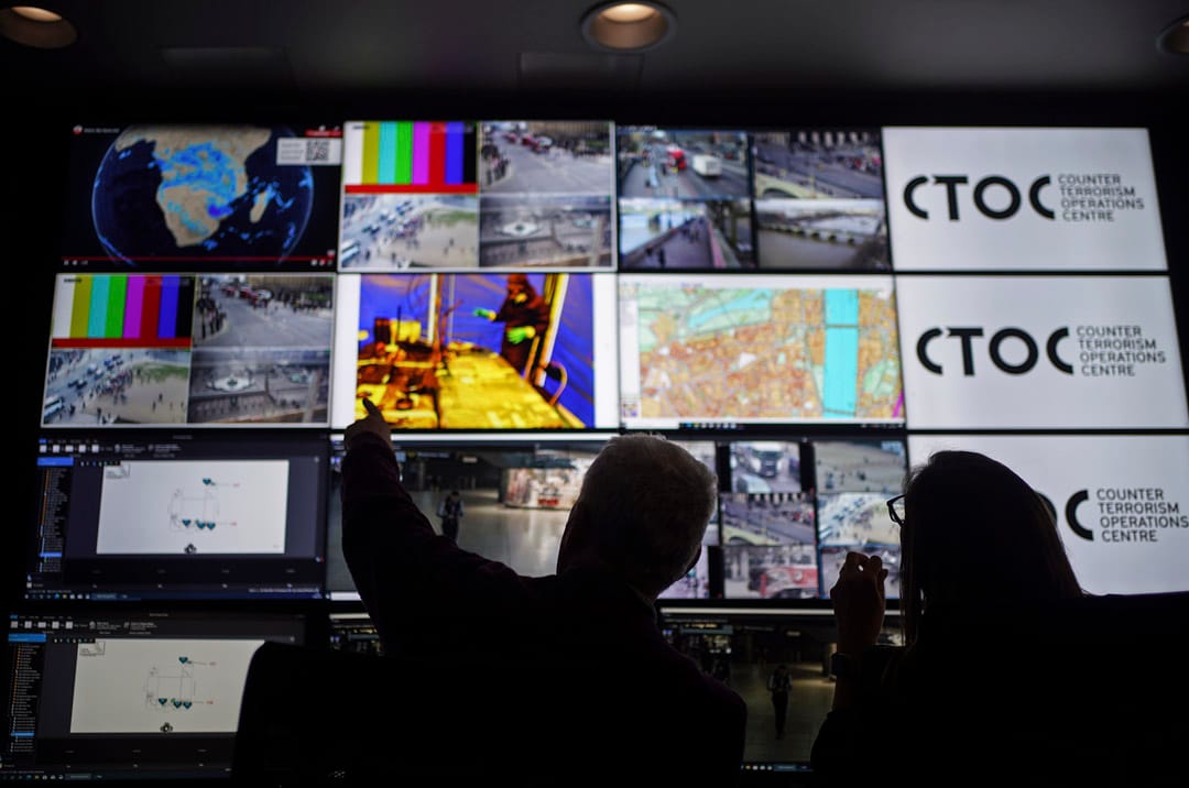 2023年2月27日，倫敦反恐行動中心的一堵屏幕牆顯示監控攝像頭的畫面。