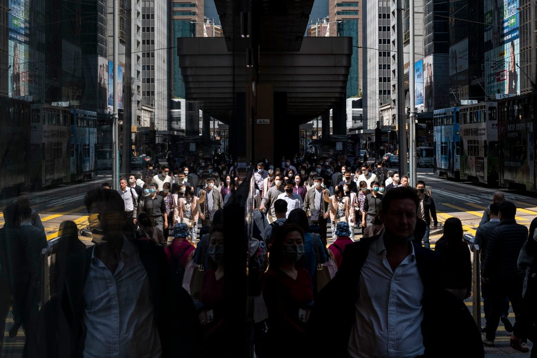 2023年2月28日，港府早上公布，於三月一日起將撤銷所有強制佩戴口罩的要求，讓社會全面復常，維持近千日的口罩令全面撤銷。28日的中環中午，市民戴上口罩外出午膳。